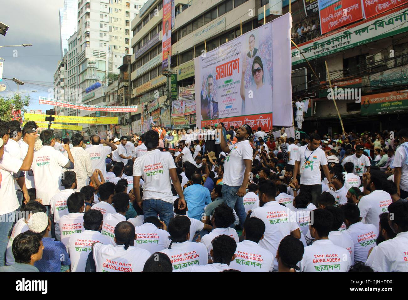 Dhaka, Bangladesh. 11th août 2022. Un énorme rassemblement de BNP pour protester contre la dernière hausse des prix du carburant et la crise de l'électricité est en cours devant son bureau central de Nayapaltan dans la capitale. (Photo de Tahsin Ahmed/Pacific Press) crédit: Pacific Press Media production Corp./Alay Live News Banque D'Images