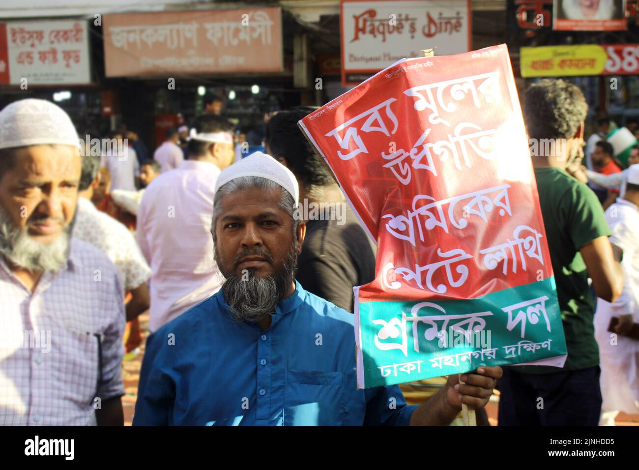 Dhaka, Bangladesh. 11th août 2022. Un énorme rassemblement de BNP pour protester contre la dernière hausse des prix du carburant et la crise de l'électricité est en cours devant son bureau central de Nayapaltan dans la capitale. (Photo de Tahsin Ahmed/Pacific Press) crédit: Pacific Press Media production Corp./Alay Live News Banque D'Images