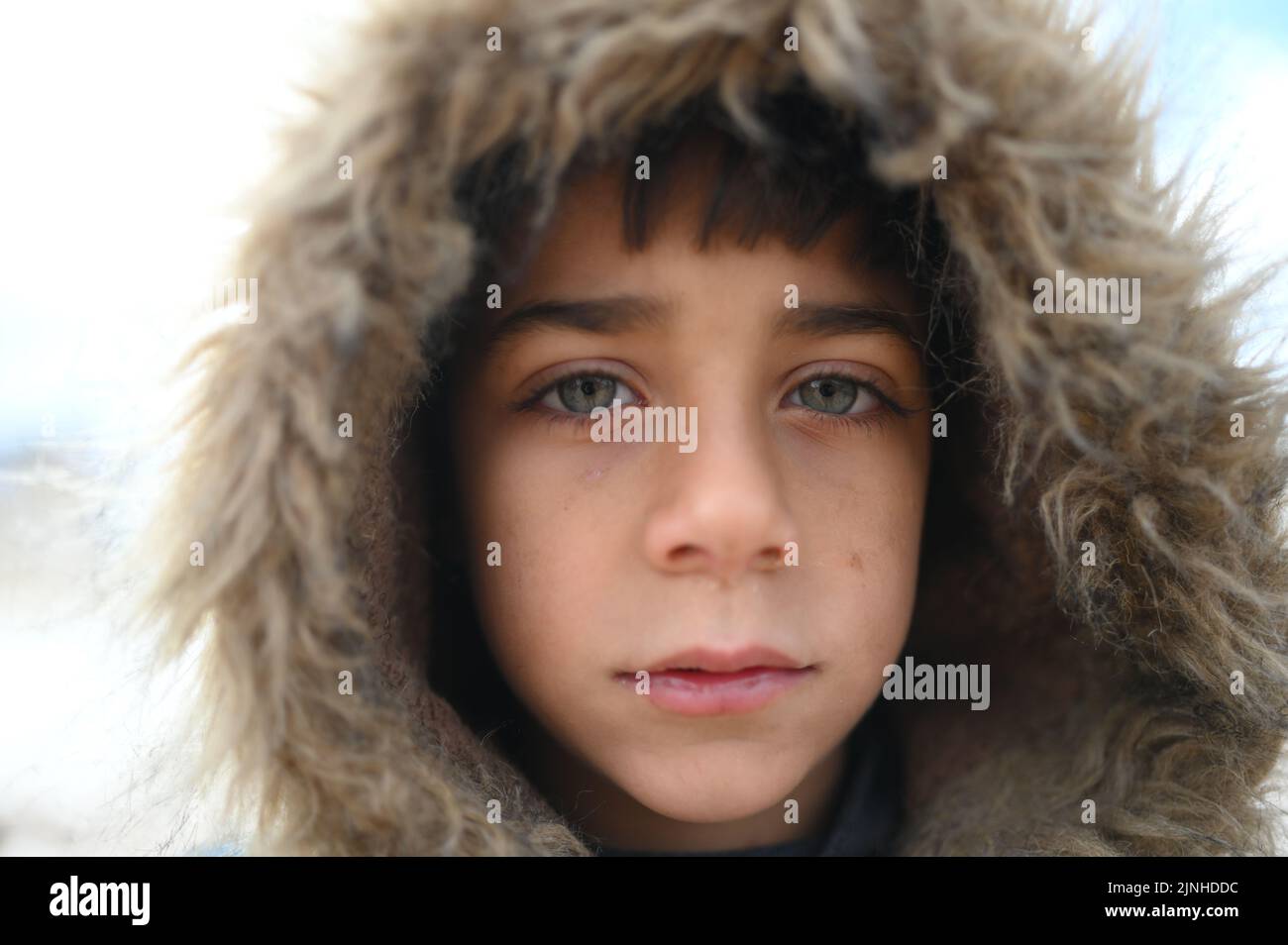 Portrait d'un petit réfugié aux yeux bleus dans le camp d'Ersal, au Liban Banque D'Images