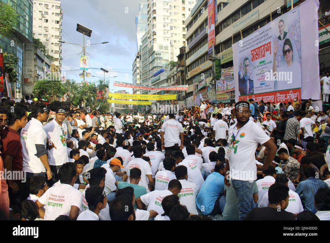 Dhaka, Bangladesh. 11th août 2022. Un énorme rassemblement de BNP pour protester contre la dernière hausse des prix du carburant et la crise de l'électricité est en cours devant son bureau central de Nayapaltan dans la capitale. (Photo de Tahsin Ahmed/Pacific Press) crédit: Pacific Press Media production Corp./Alay Live News Banque D'Images