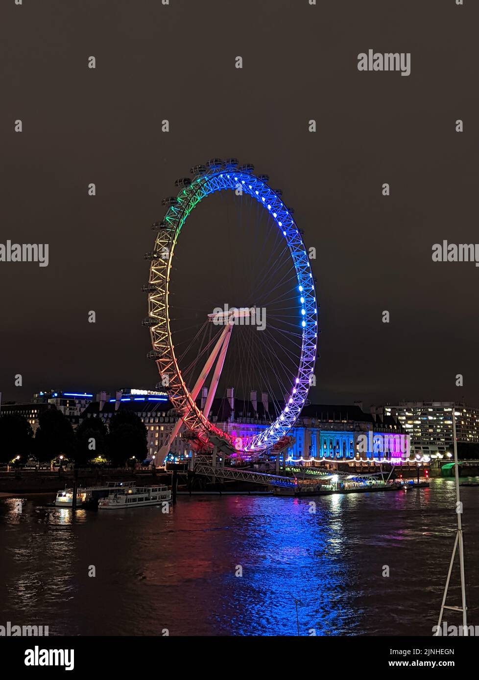 Une roue London Eye aux couleurs arc-en-ciel pour soutenir la London Pride, 2 juillet 2022 Banque D'Images