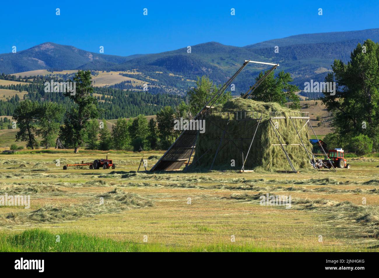 une botte de foin et des tracteurs dans la vallée de l'avon près d'avon, montana Banque D'Images