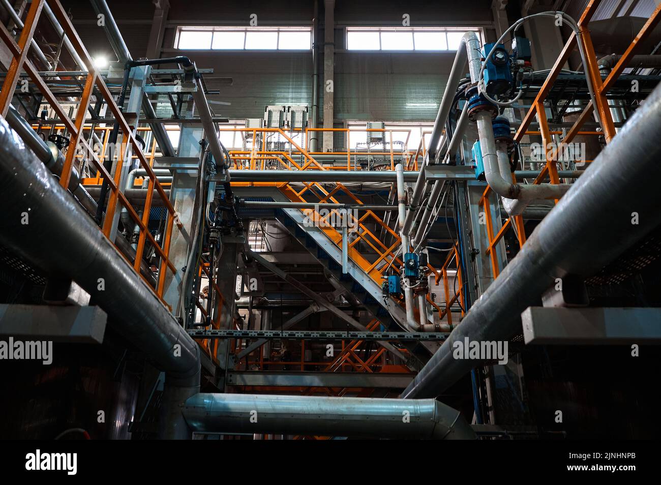 Système de pipeline complexe à l'usine de production chimique Banque D'Images