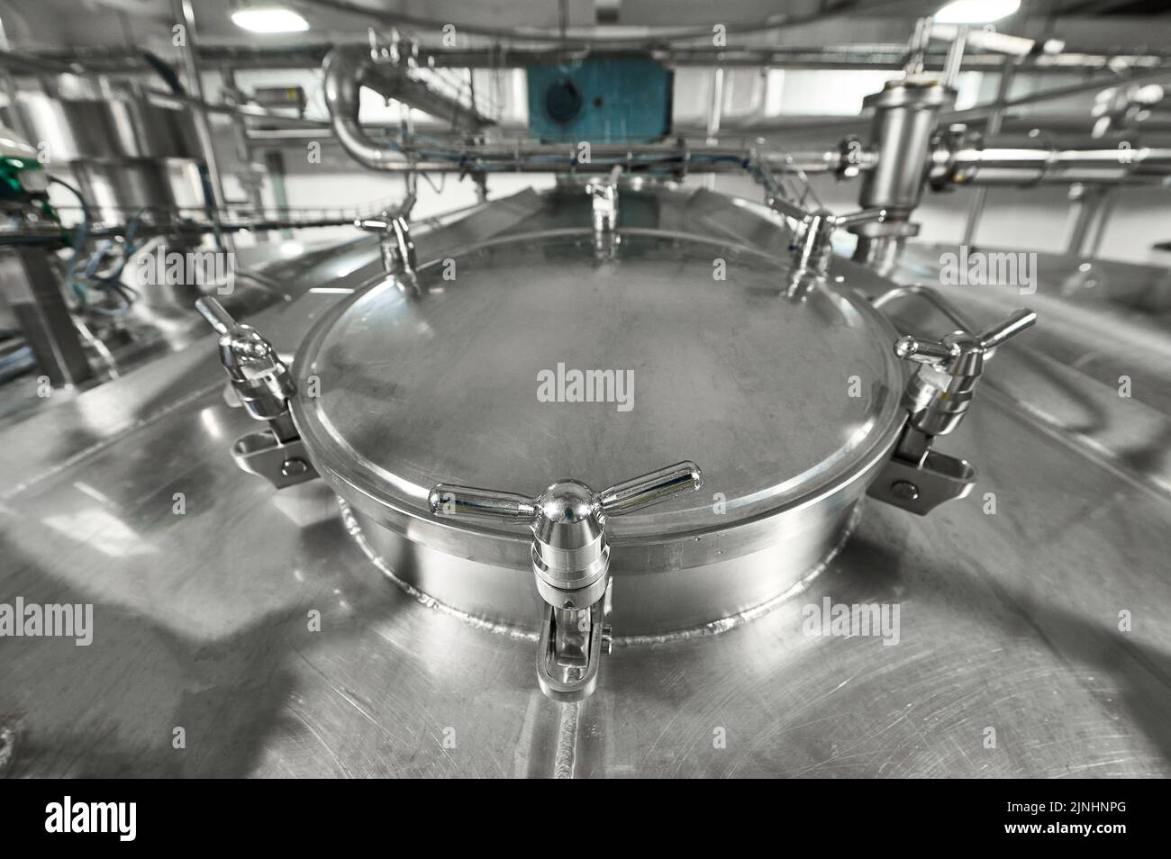 Tuyaux avec brides sur la citerne pour produits laitiers fermentés Banque D'Images