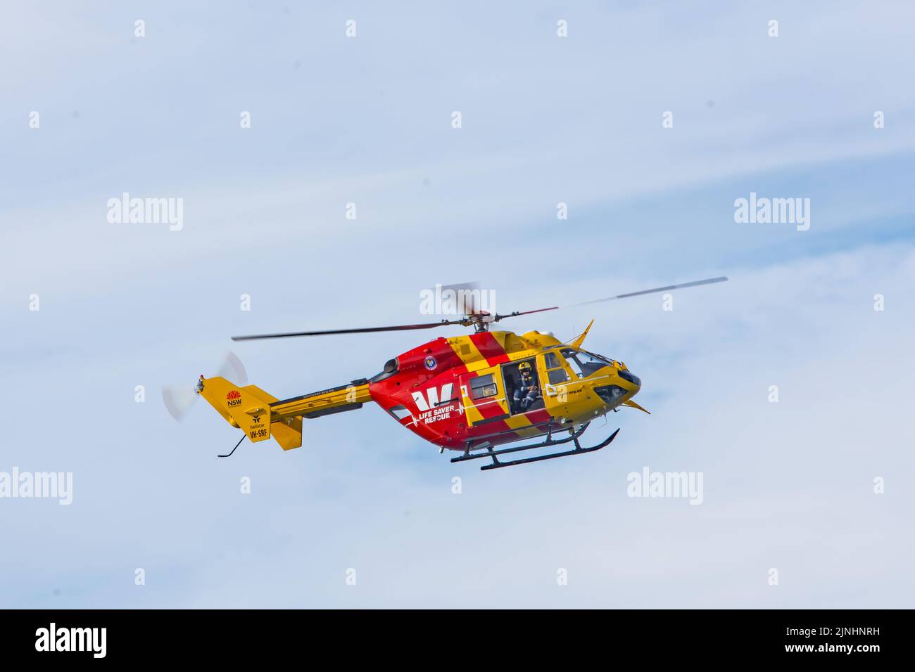 Un hélicoptère de sauvetage Westpac, un bimoteur Kawasaki BK117C-1, patrouilant le long des plages de Sydney en Australie Banque D'Images