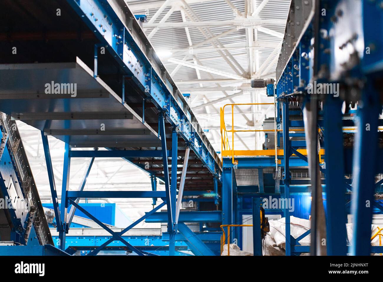 Système de convoyeurs transportant des déchets à l'usine de traitement des déchets Banque D'Images