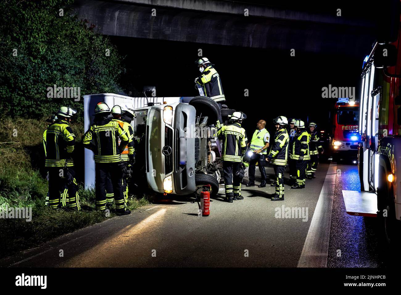 11 août 2022, Baden-Wuerttemberg, Bab8 Kirchheim Unter Teck: Les pompiers travaillent sur un autohome sur le lieu d'un accident sur l'Autobahn 8 (A8). Lors d'un accident causé par une explosion d'un pneu sur un autohome, une femme a été grièvement blessée sur l'autoroute 8 près de Kirchheim unter Teck (district d'Esslingen). En raison de la roue arrière cassée, le Motor home a dérapé jeudi soir, a quitté la route et a basculé sur l'épaule droite, a déclaré la police. Le conducteur de 45 ans et un passager n'ont pas été blessés. Une autre femme a été hospitalisée pour des blessures graves. Le A8 a été fermé pour une courte période en t Banque D'Images