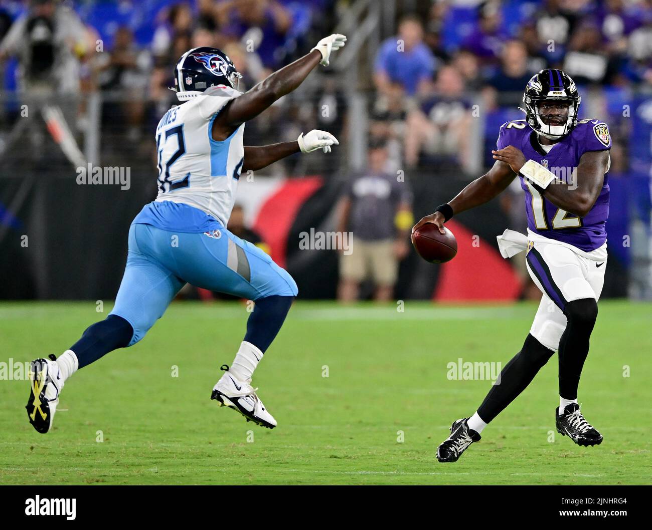 Baltimore, États-Unis. 11th août 2022. Le quarterback des Ravens de Baltimore Anthony Brown (12) se livre à Titans du Tennessee, linebacker Joe Jones (42), lors de la deuxième moitié d'un match de pré-saison de la NFL au stade M&T Bank de Baltimore, Maryland, jeudi, 11 août 2022. Baltimore a vaincu le Tennessee 23-10. Photo de David Tulis/UPI crédit: UPI/Alay Live News Banque D'Images