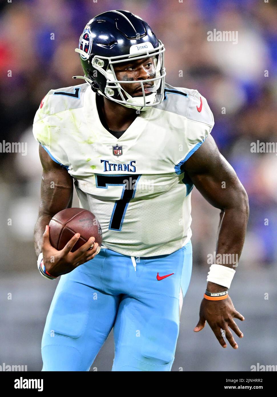 Baltimore, États-Unis. 11th août 2022. Le quarterback des Tennessee Titans Malik Willis (7) s'est disputé une première contre les Ravens de Baltimore pendant la première moitié d'un match de pré-saison de la NFL au stade M&T Bank de Baltimore, Maryland, jeudi, 11 août 2022. Photo de David Tulis/UPI crédit: UPI/Alay Live News Banque D'Images