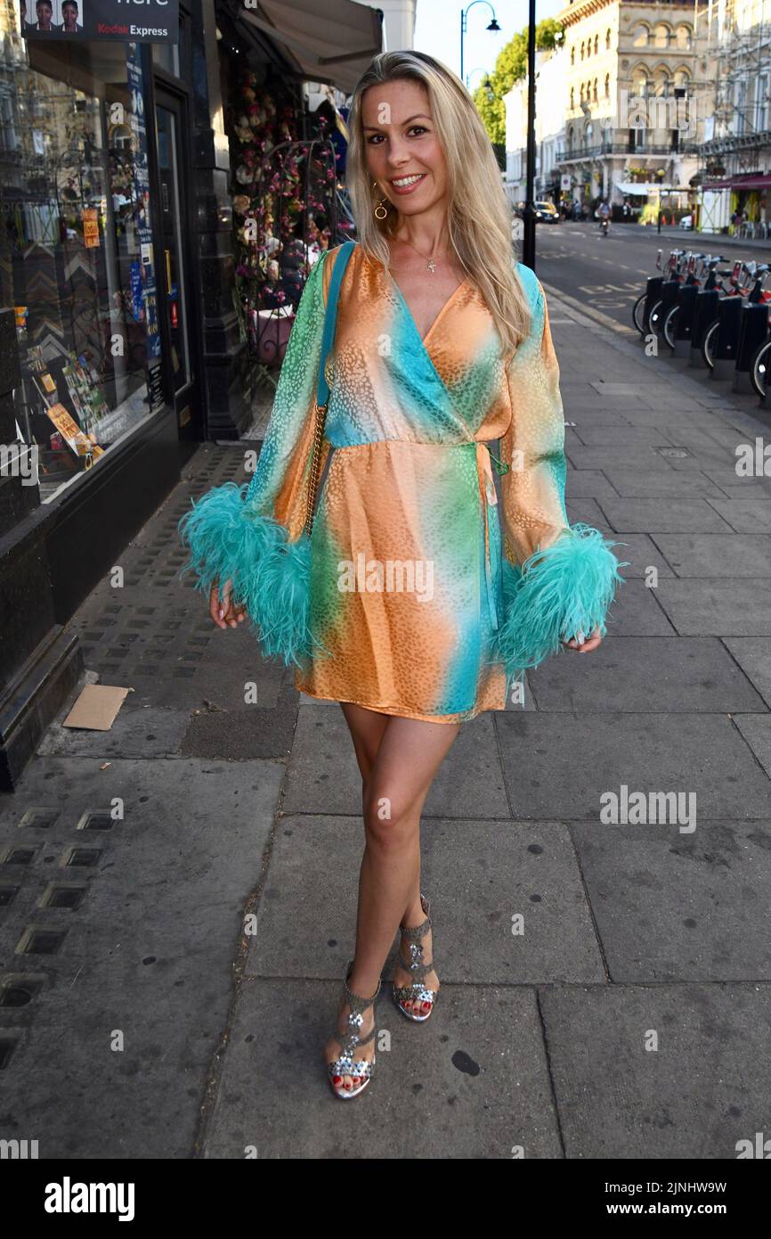 L'auteur-compositeur Leila Russack (Miss Zagato) est vêque d'une robe de plume turquoise abricot par un Art Dealer qui assiste au lancement controversé de M. au SP Gallery Banque D'Images