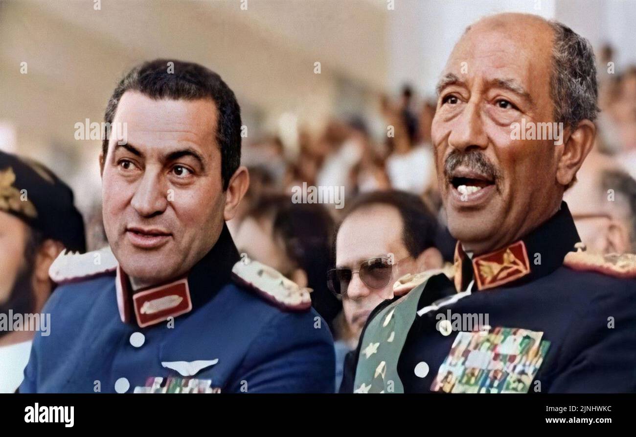Le président égyptien Mohamed Anwar El-Sadat et Mohamed Hosni Moubarak en uniforme militaire célèbrent l'anniversaire de la guerre d'octobre Banque D'Images