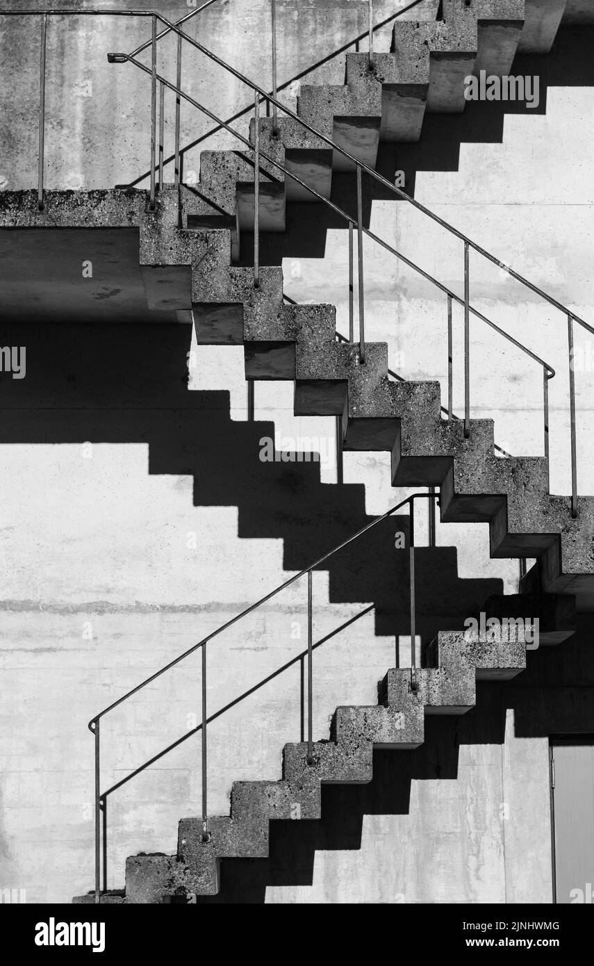 Arrière-plan architectural abstrait, perspective d'escalier carré en béton, escalier, photo en noir et blanc. Architecture minimaliste. Architecture moderne Banque D'Images