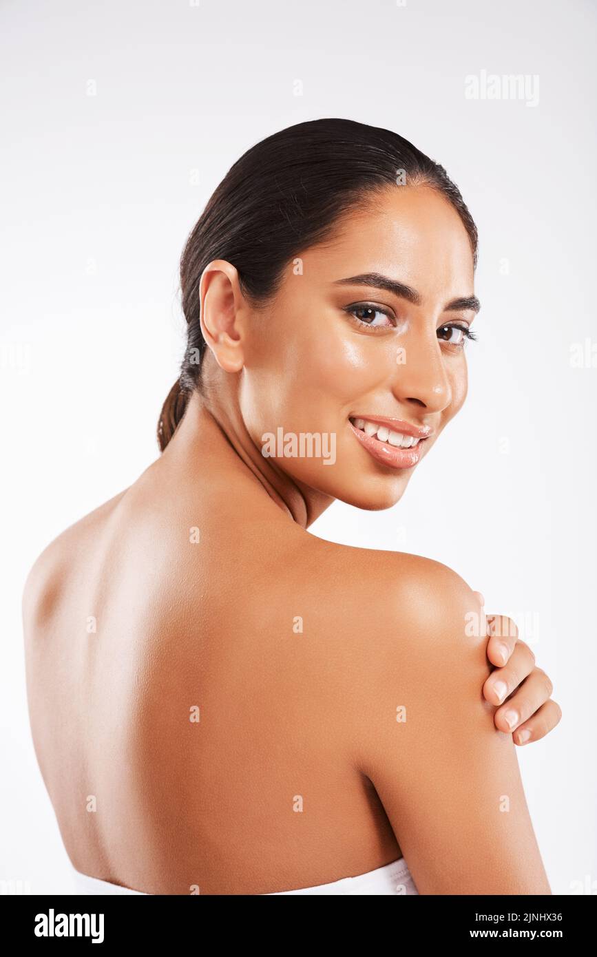 Le bonheur vous semble magnifique. Studio portrait d'une belle jeune femme posant sur un fond gris. Banque D'Images