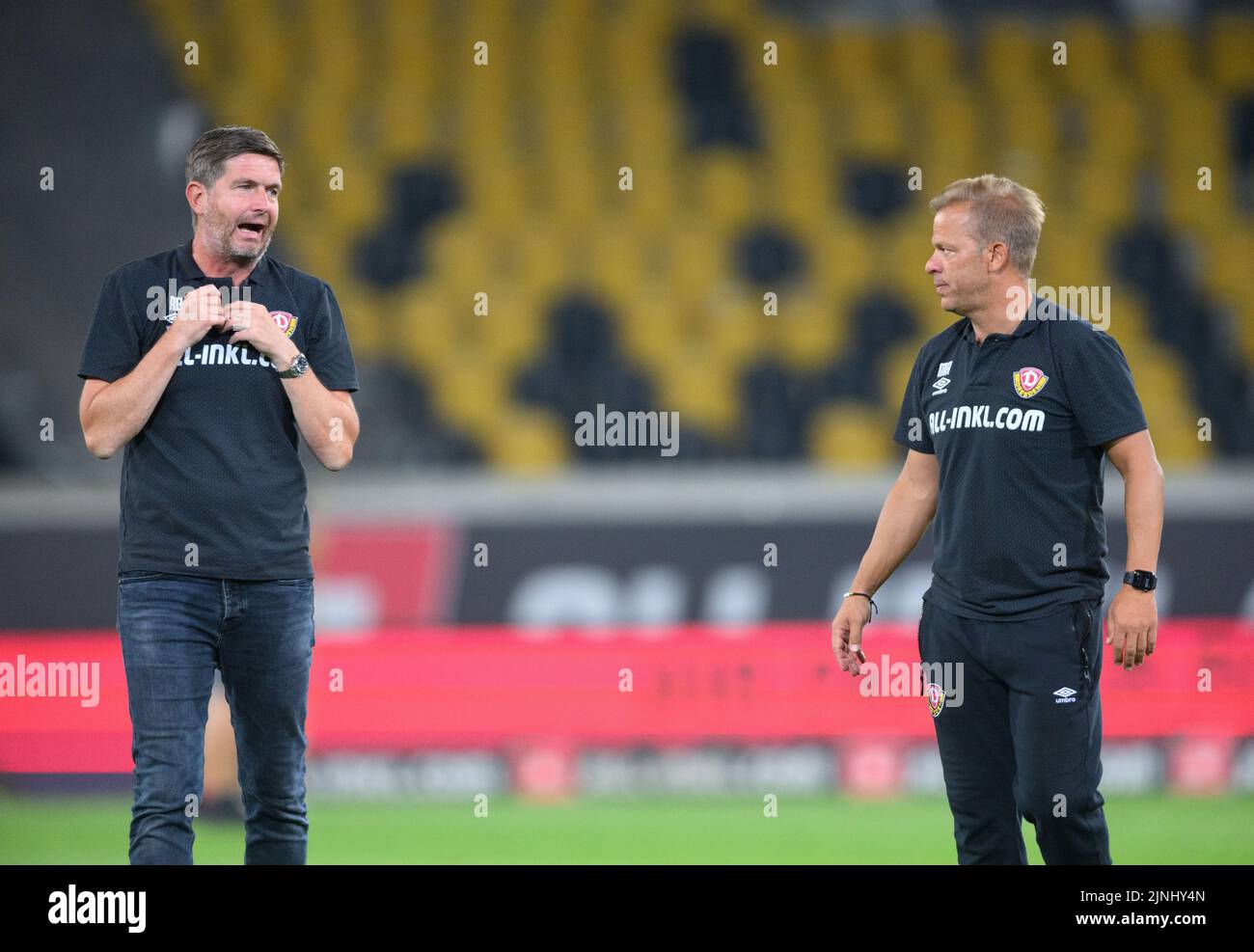 Dresde, Allemagne. 10th août 2022. Football: 3rd League, SG Dynamo Dresden - SC Verl, Matchday 3, Rudolf Harbig Stadium. Ralf Becker (l.), le directeur sportif de Dynamo, et Markus Anfang, l'entraîneur de Dynamo, se tiennent sur le terrain après la victoire. Crédit : Robert Michael/dpa/Alay Live News Banque D'Images