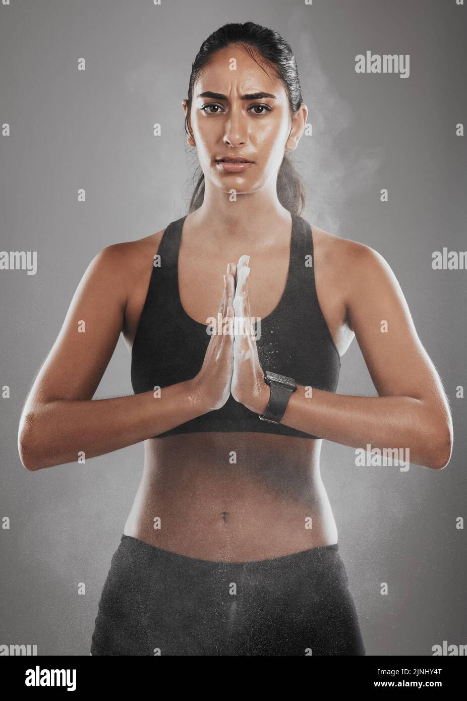 Je suis prête pour tout ce qui me vient à ma façon. Une belle jeune femme en dépoussiérant ses mains avec de la poudre de talc. Banque D'Images