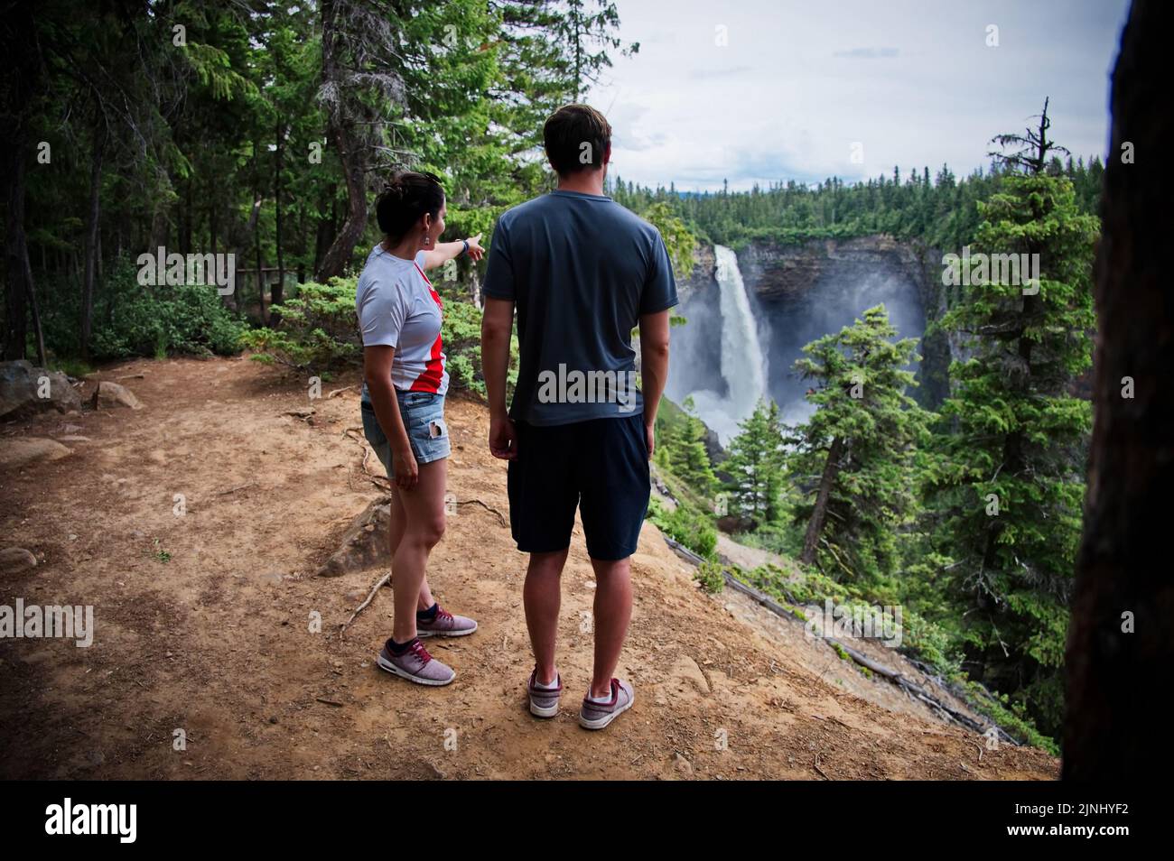 Couple d'âge mûr au-dessus d'une cascade pittoresque au Canada Banque D'Images