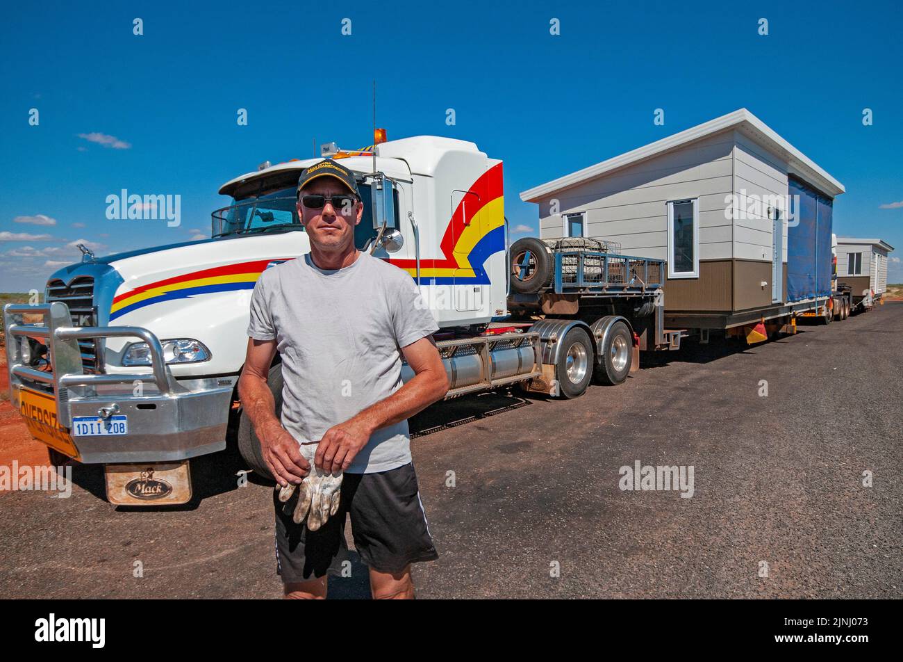 Chauffeur de camion en transit transportant des logements préfabriqués en deux sections sur camion de Perth, à assembler dans une ville minière près de Karratha en Australie occidentale Banque D'Images