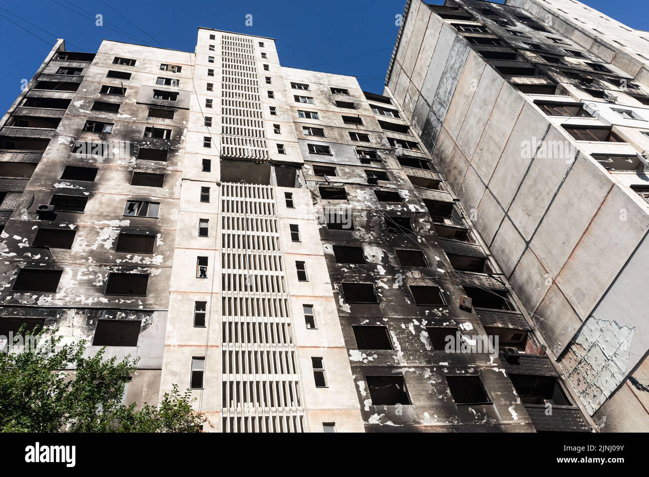 Kharkiv, Ukraine. 29th juillet 2022. Un immeuble résidentiel de plusieurs étages est vu avec des traces de feu et des fenêtres brisées par la vague de souffle sur la façade du bâtiment. (Credit image: © Mykhaylo Palinchak/SOPA Images via ZUMA Press Wire) Banque D'Images