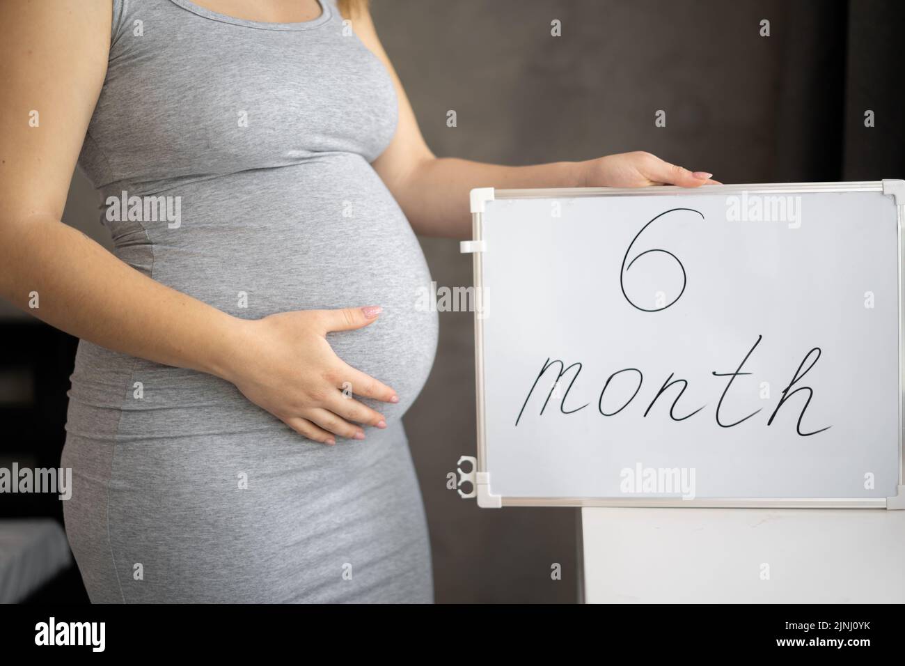 Ventre femme enceinte de 6 mois Banque de photographies et d'images à haute  résolution - Alamy