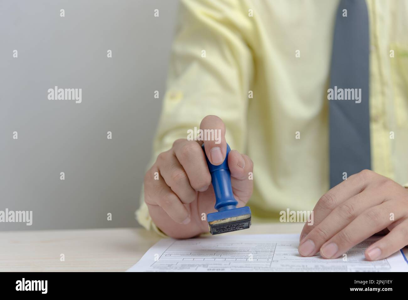 Homme qui appointent l'approbation des documents de banque ou de marketing d'investissement de financement du travail sur le bureau. Banque D'Images