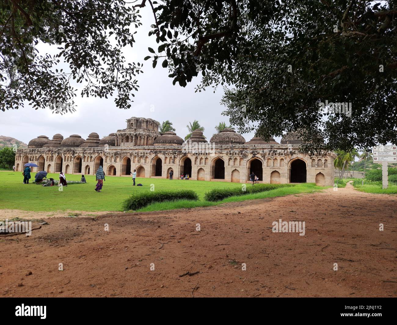 L'éléphant stable est représenté par un groupe homogène de chambres avec haut voûté face au toit élevé condamné à l'état de Hampi Karnataka Inde 08 07 20 Banque D'Images