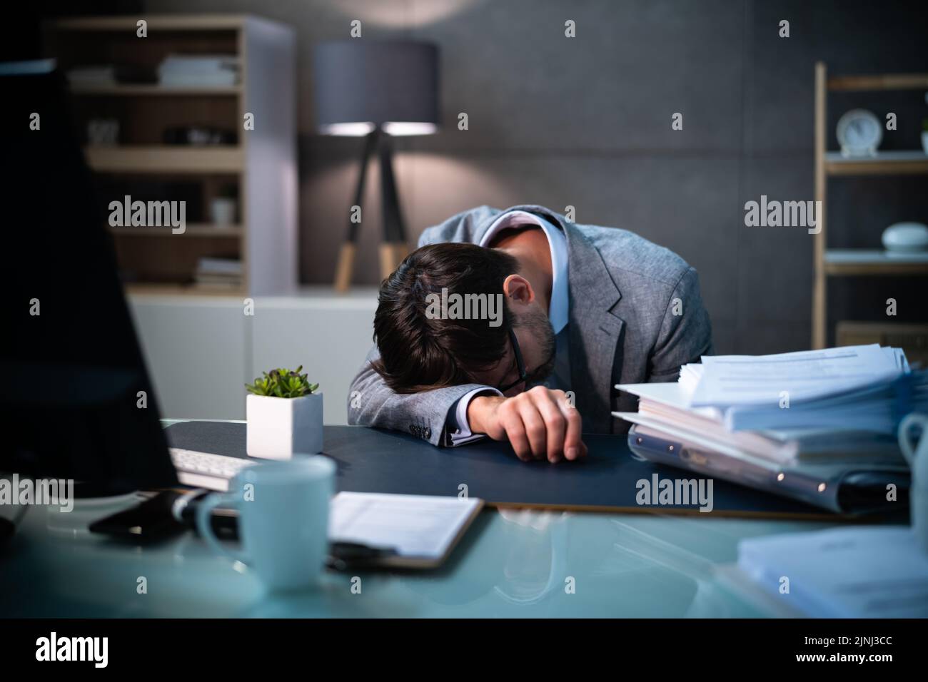 Employé d'affaires épuisé endormi. Bureaucratie entreprise Burnout Banque D'Images