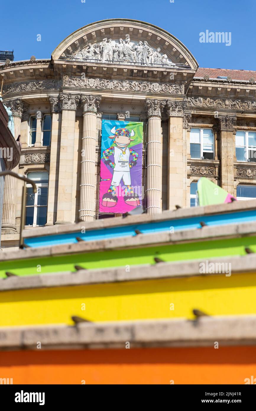 BIRMINGHAM, ROYAUME-UNI - 9 AOÛT 2022. Une affiche et un signe de Perry, la mascotte des Jeux du Commonwealth de 2022 à Birmingham. Banque D'Images