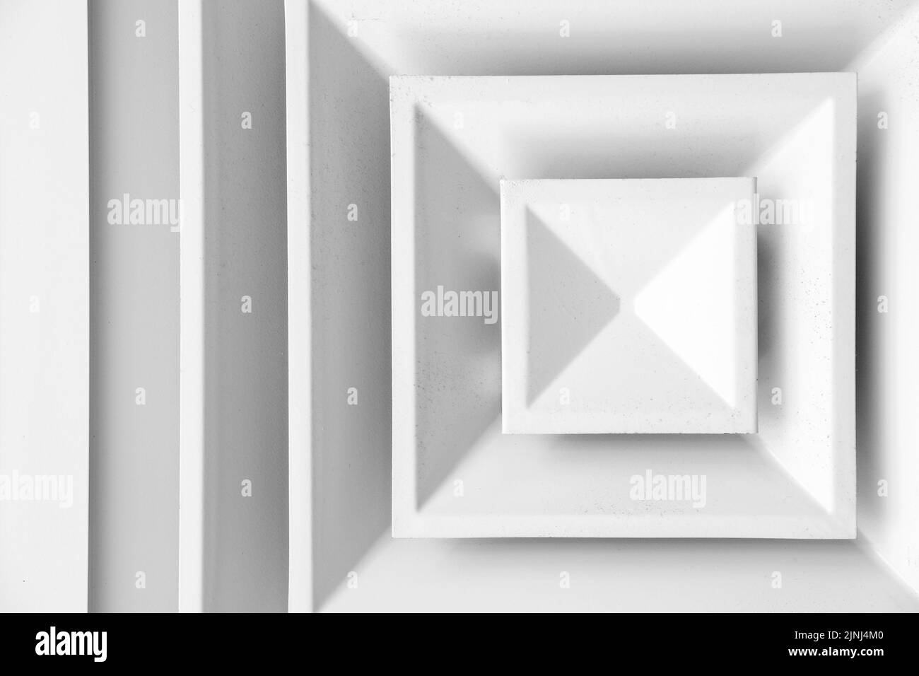 Grille de ventilation de plafond blanche avec poussière sur les diffuseurs carrés, photo en gros plan Banque D'Images