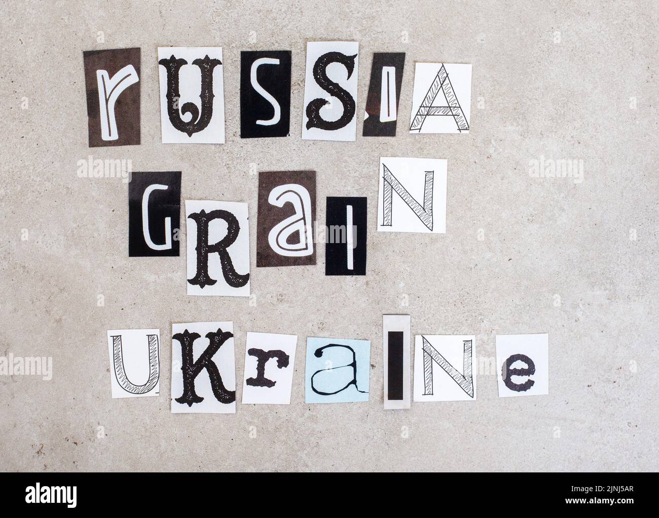 La Russie, l'Ukraine et la guerre, des questions sociales qui l'entourent dans des coupures de presse sur le gris Banque D'Images