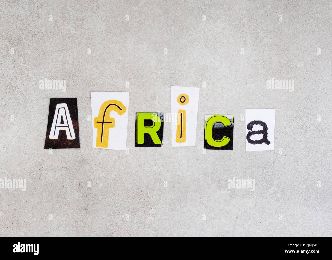 Afrique, écrit avec des lettres de coupures de magazine sur du gris tacheté Banque D'Images