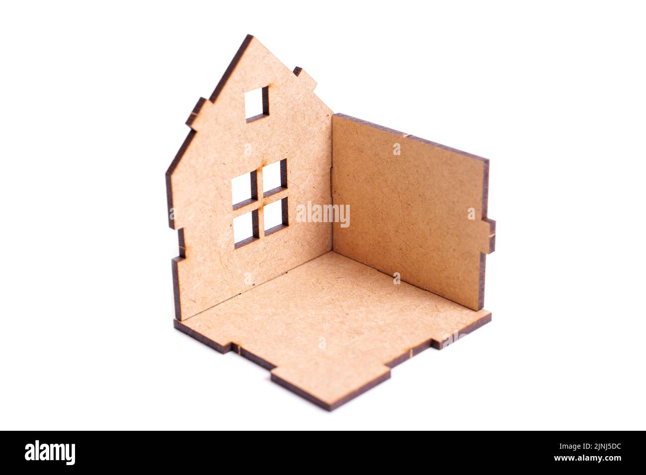 Maison de jouets partiellement assemblée avec toit manquant et murs isolés sur blanc. Concept de construction et de réparation de maisons. Banque D'Images