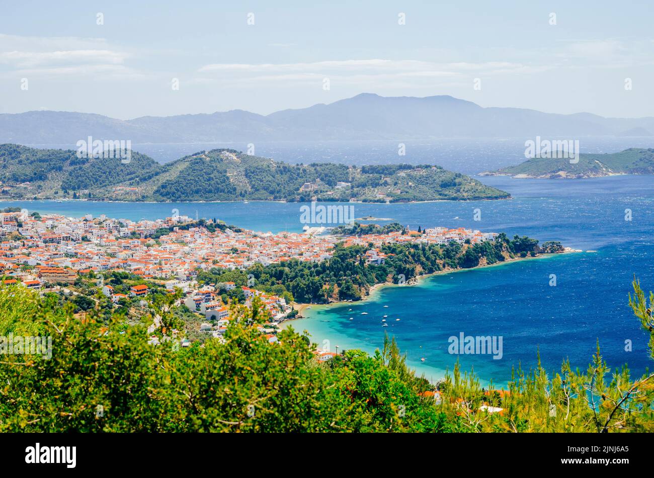 Vue aérienne de la vieille ville de Skiathos, Sporades, Grèce. Magnifique paysage panoramique de la mer égée et de la plage depuis le dessus. Visitez l'île grecque pour Sum Banque D'Images