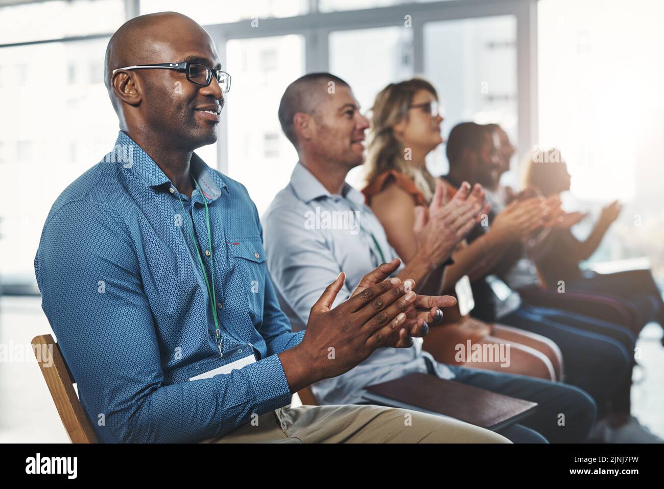 Les employés qui se réunissent et se réunissent dans un séminaire et un atelier réussi. Un milieu de travail diversifié qui soutient le personnel grâce à une conférence de formation Banque D'Images