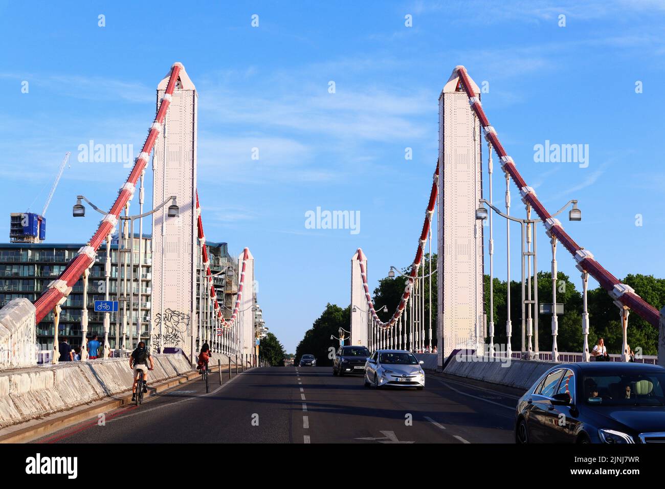 Une vue rapprochée du Chelsea Bridge de l'intérieur avec des voitures et des cyclistes passant Banque D'Images