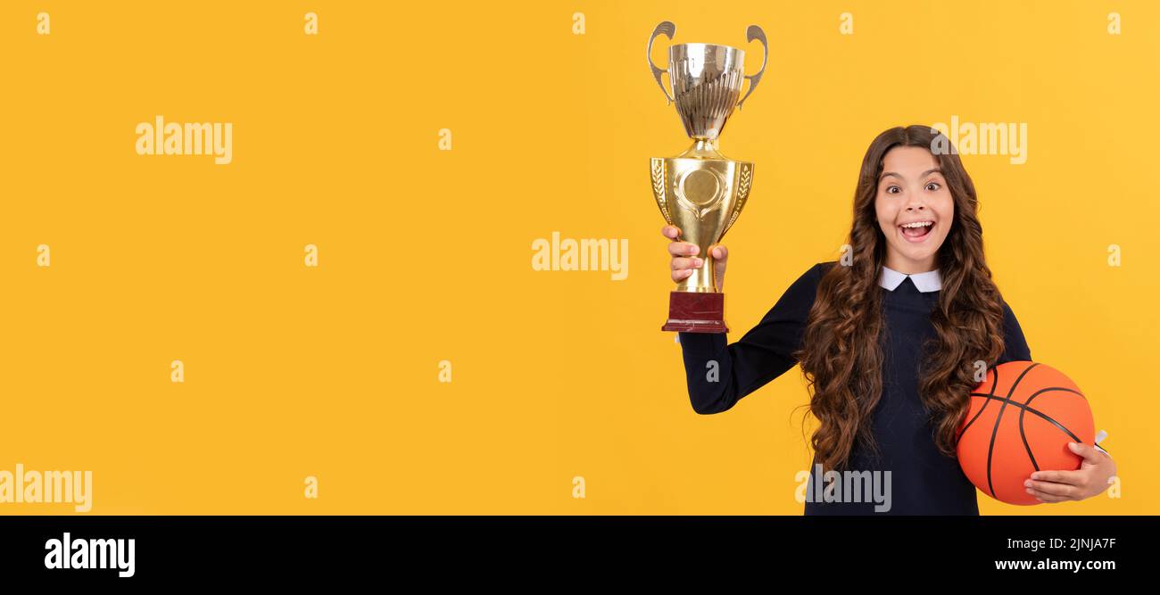 le succès sportif. kid a gagné le prix. retour à l'école. Célébrez le succès. Gagner le jeu. Affiche horizontale de visage d'enfant isolé, en-tête de bannière, copie Banque D'Images