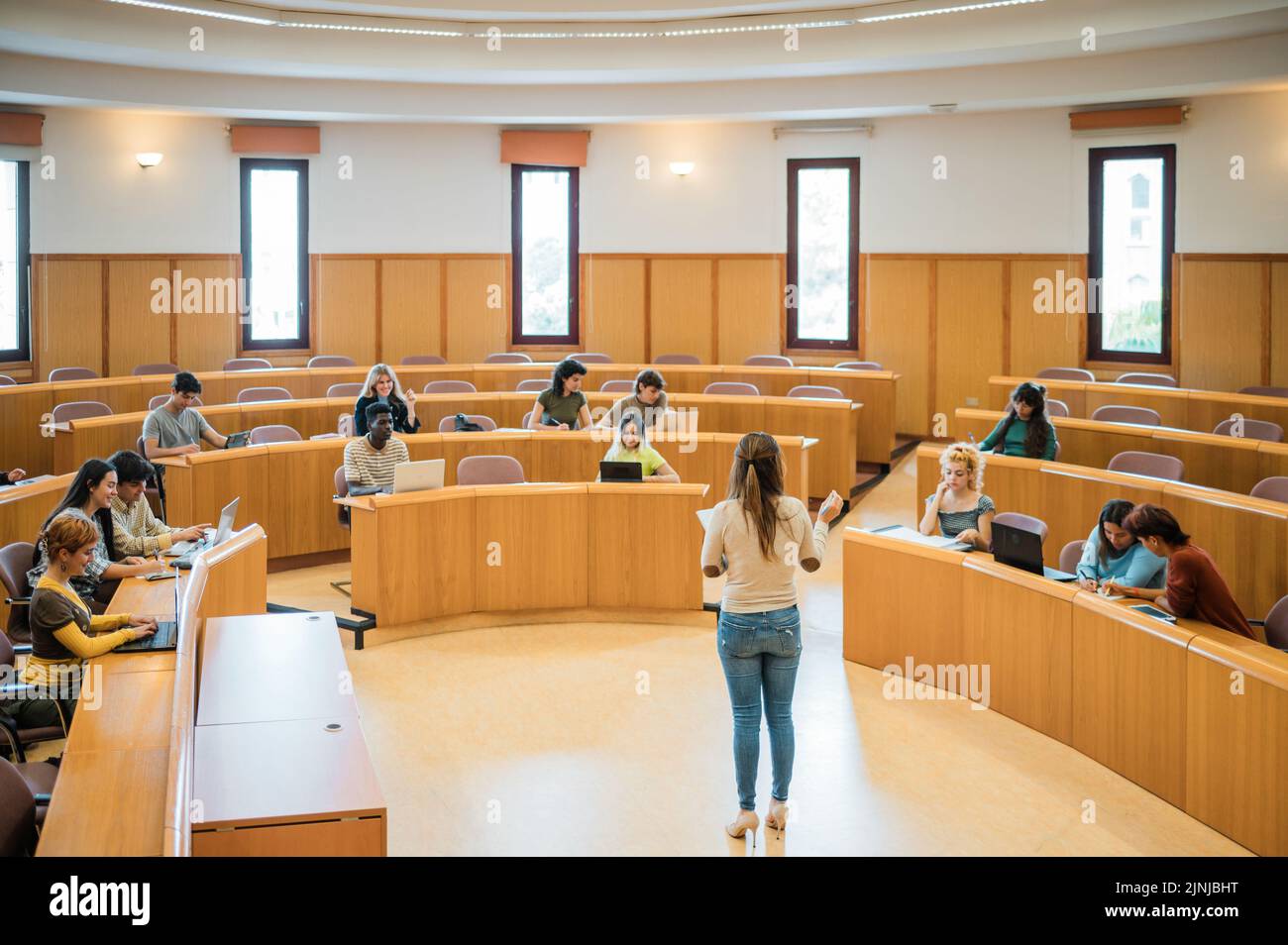 Enseignant donnant la mission aux élèves Banque D'Images