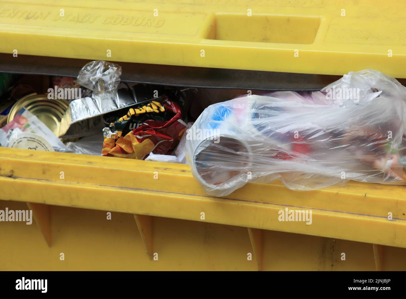 Müllsammlung, gelber Abfallcontainer für Verpackungsabfälle zur Verwendung im Recycling, Kunststoffverpackungen / collecte des déchets, Yellow Waste con Banque D'Images