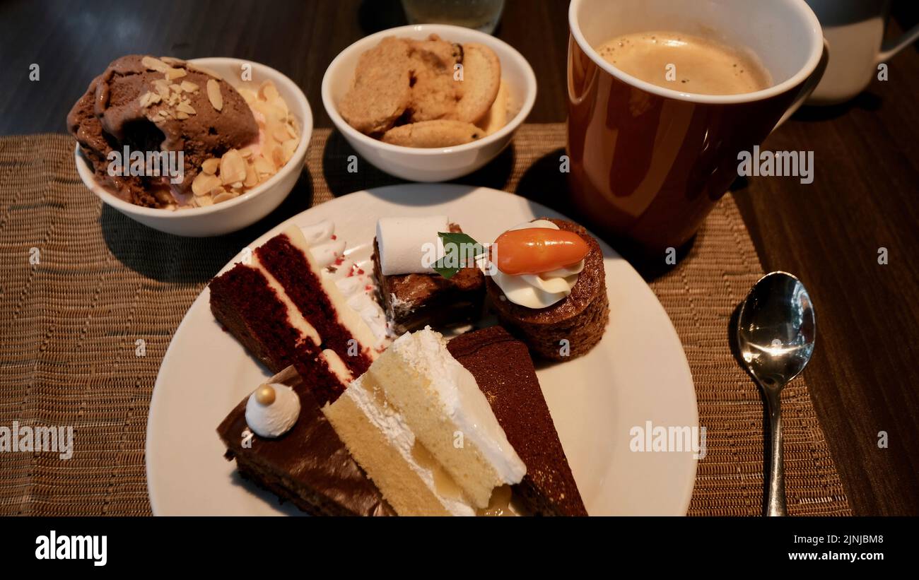 Desserts sucrés et café au café Banque D'Images
