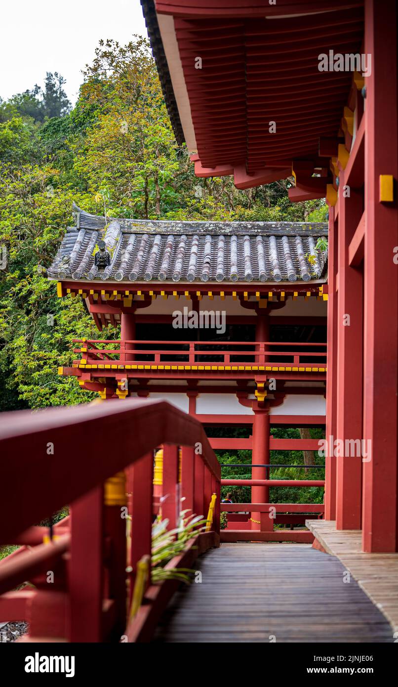 Un cliché vertical des sanctuaires rouges dans le style de l'architecture Shinto Banque D'Images