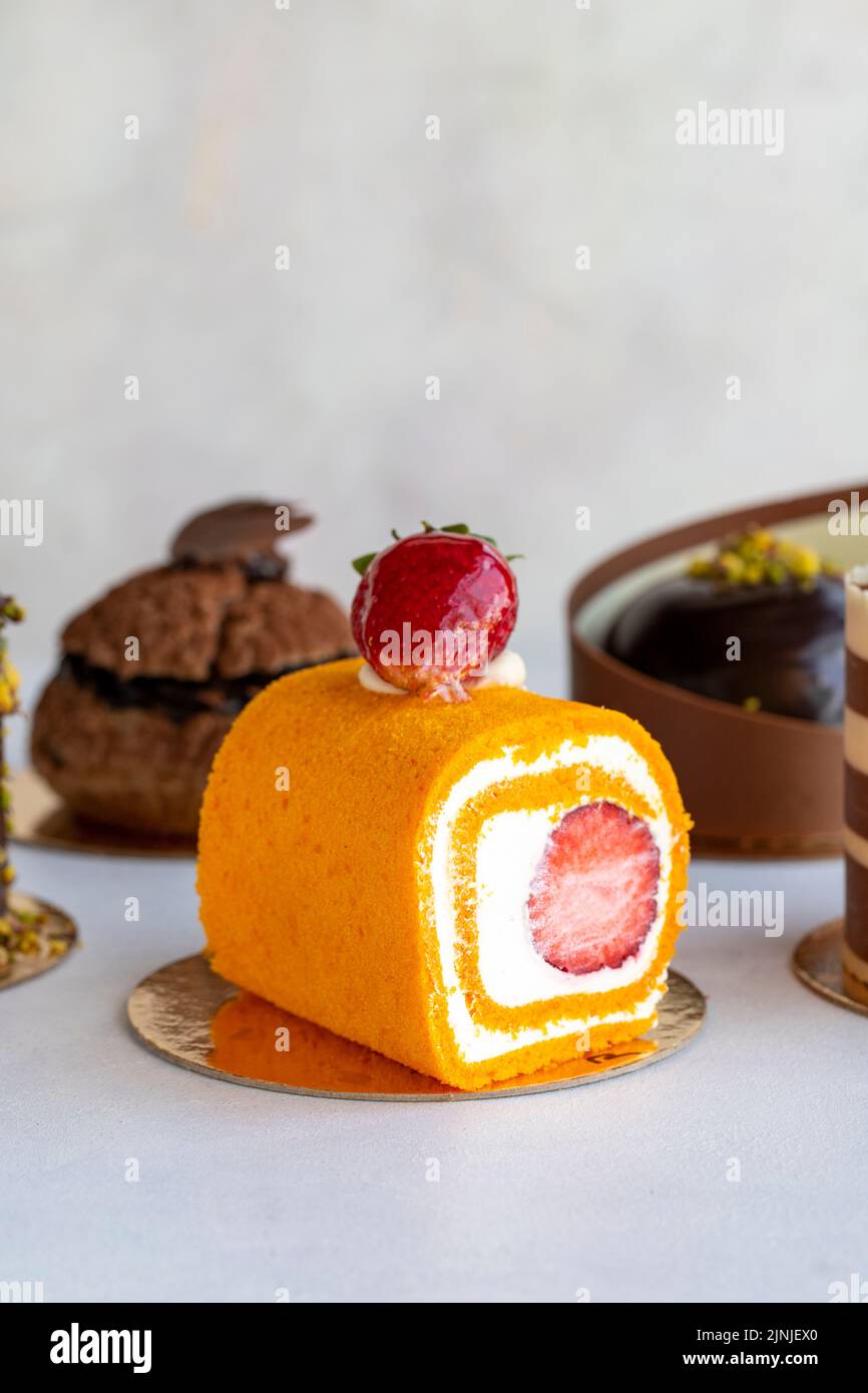 Types de gâteaux. Petits gâteaux doux sur fond blanc. Produits de boulangerie. Gros plan Banque D'Images