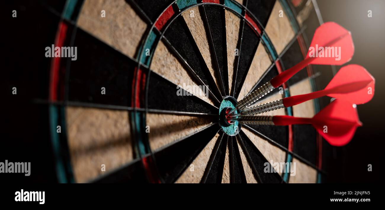 fléchettes rouges dans le centre de dartboard. objectif d'affaires ou de succès d'objectif et concept de stratégie de gagnant. bannière avec espace de copie Banque D'Images