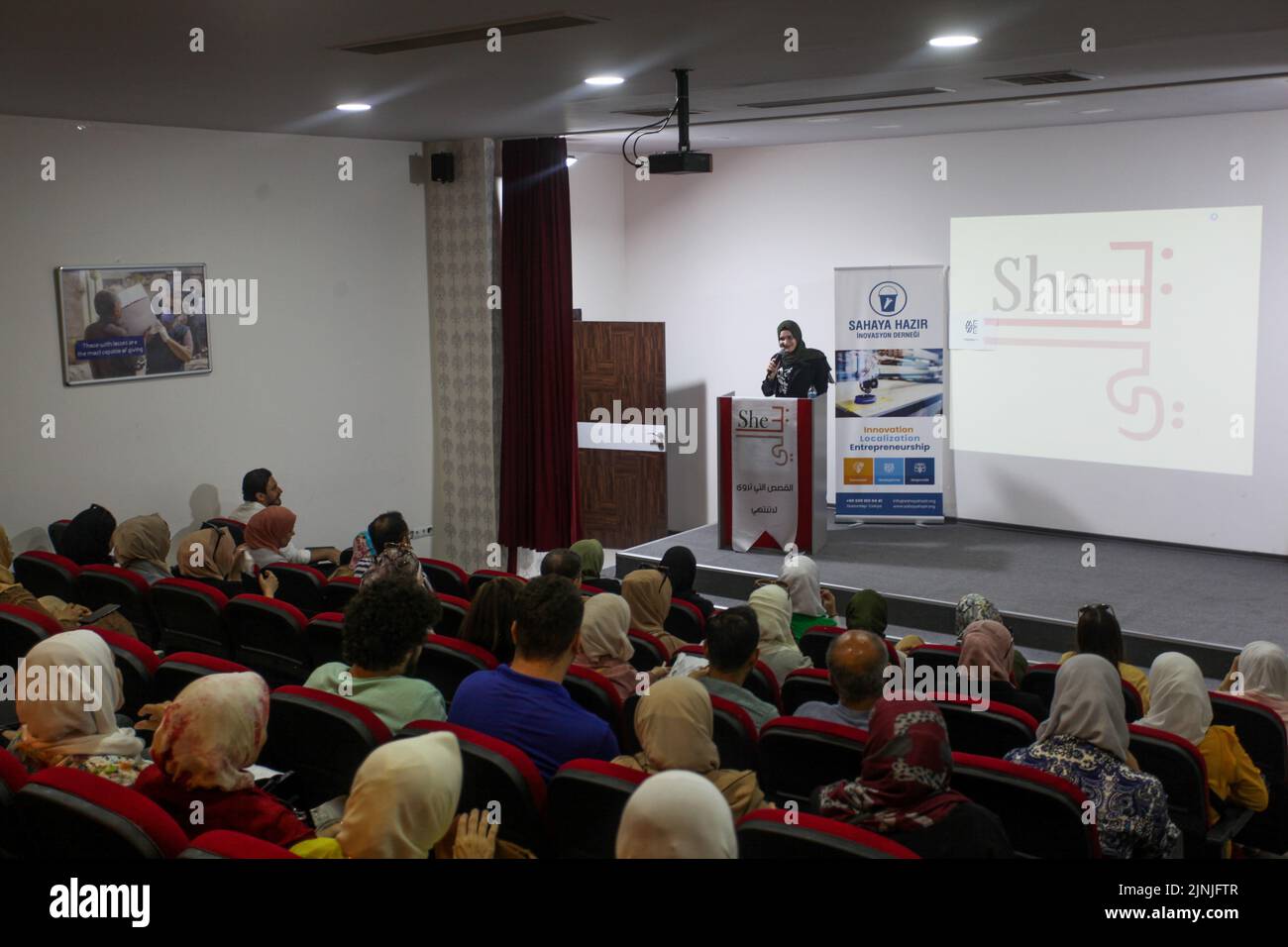 Gaziantep, Turquie. 10th août 2022. Gaziantep, Turquie. 10 août 2022. Les femmes syriennes décrivent leurs histoires et expériences pénibles lors d'une session du projet #MeWeSyria à Gaziantep. À l'événement, sept femmes syriennes ont raconté leur parcours difficile à travers la maladie mentale et le cancer devant un public. Le projet a été organisé par l'organisation à but non lucratif #MeWe International. Les ateliers de narration MeWe visent à encourager les jeunes à s'exprimer afin de surmonter les traumatismes, de réaliser une croissance personnelle positive et de libérer leur potentiel (Credit image: © Zakariya ya ya ya ya Ya Banque D'Images