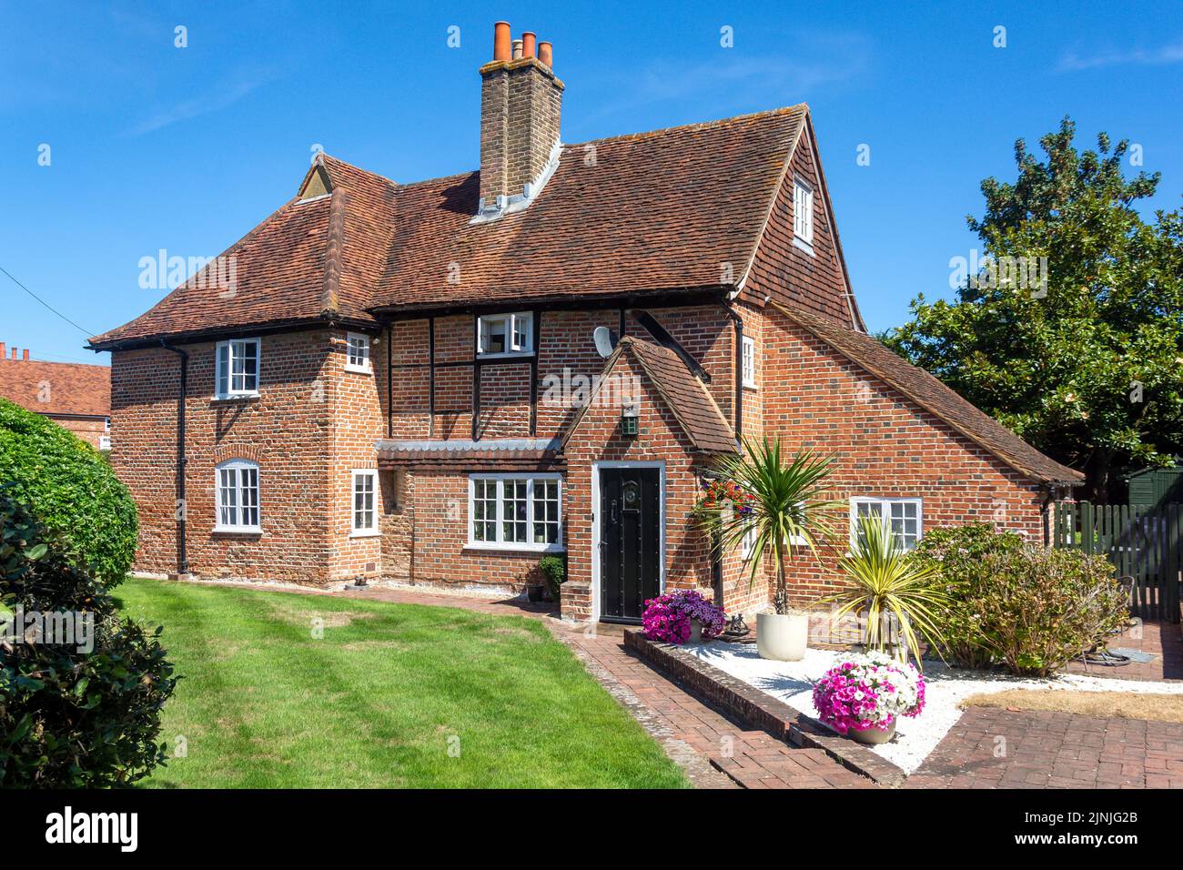 Maison d'époque et jardin, approche de l'église, Thorpe, Surrey, Angleterre, Royaume-Uni Banque D'Images