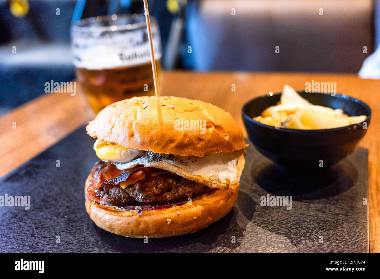 Gros plan de délicieux hamburgers frais sur la table du restaurant Banque D'Images