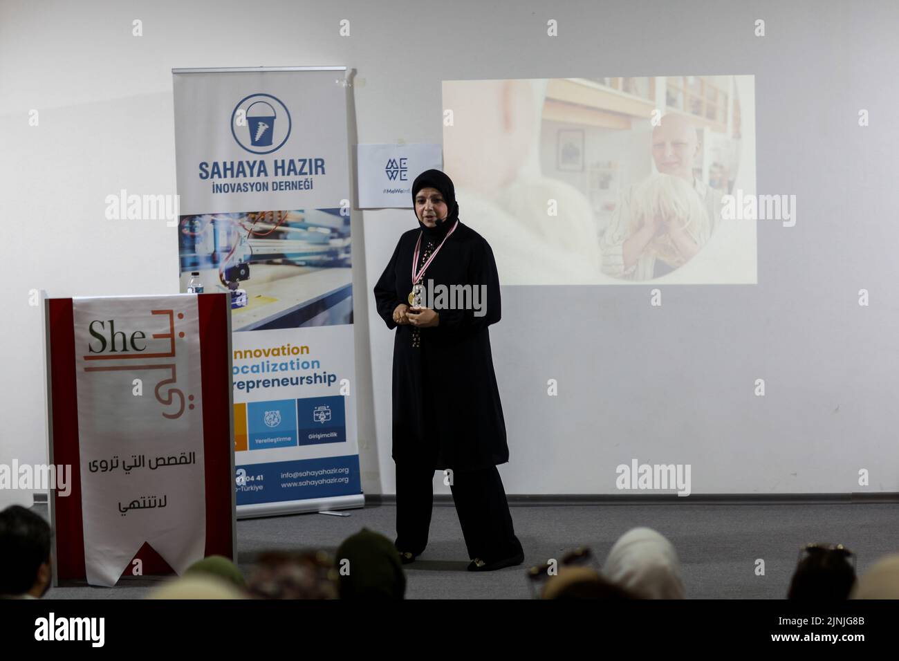 Gaziantep, Turquie. 10th août 2022. Gaziantep, Turquie. 10 août 2022. Les femmes syriennes décrivent leurs histoires et expériences pénibles lors d'une session du projet #MeWeSyria à Gaziantep. À l'événement, sept femmes syriennes ont raconté leur parcours difficile à travers la maladie mentale et le cancer devant un public. Le projet a été organisé par l'organisation à but non lucratif #MeWe International. Les ateliers de narration MeWe visent à encourager les jeunes à s'exprimer afin de surmonter les traumatismes, de réaliser une croissance personnelle positive et de libérer leur potentiel (Credit image: © Zakariya ya ya ya ya Ya Banque D'Images