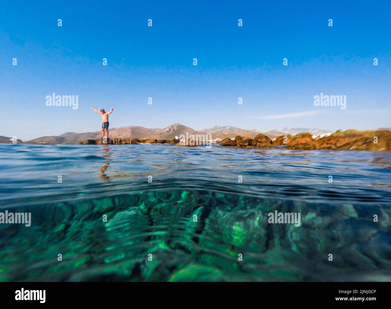 Vue sur la ville et la mer de Datca. Pêcheur amateur sur les falaises. Datca, Mugla, Turquie - août 2022 Banque D'Images