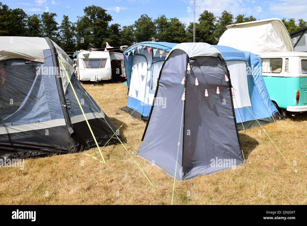 Latitude Festival 2022 juillet, Henham Park, Suffolk, Royaume-Uni. Un campeur de cany apporte un Banque D'Images