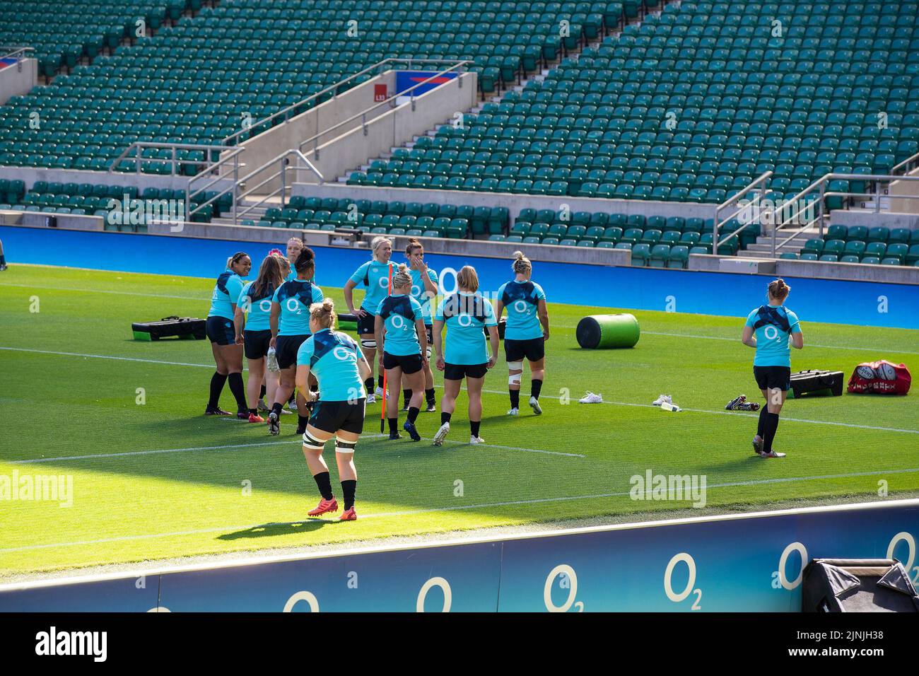 Les « roses rouges » du rugby d’Angleterre accueillent un entraînement ouvert au stade de Twickenham, dont O2 en préparation à la coupe du monde de rugby 2021 qui se tient en Nouvelle-Zélande à la suite de leur campagne 2022 six Nations couronnée de succès. La coupe du monde a été retardée en raison de la pandémie de Covid et se déroulera du 8th octobre au 12 novembre 2022, l'Angleterre poursuivant un troisième titre de champion. © Gareth Tibbles 2022 / Gareth Tibbles Photographie — Date: 11/8/2022 ville: TWICKENHAM — appareil photo: Canon Canon EOS-1D X Mark II objectif: 175 ouverture: f/6,3 @ 175 ISO: 250 obturateur: 1/200 mode: Manuel — Banque D'Images