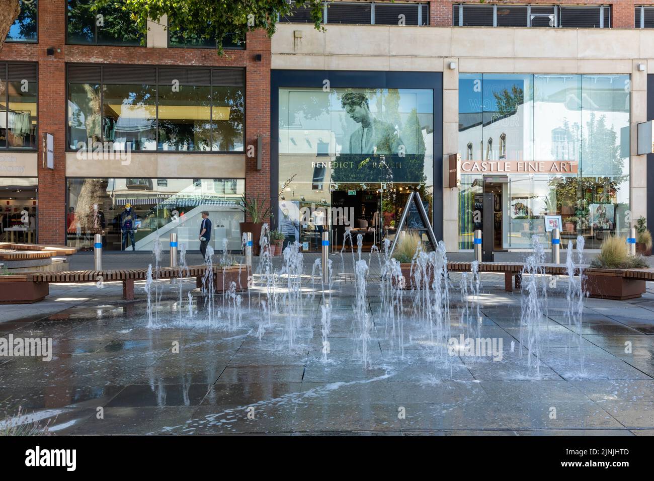 Fontaine d'eau, Benedict Raven et Castle Fine Art à Quakers Friars, Bristol's Shopping Quarter, Bristol City centre, Angleterre Banque D'Images