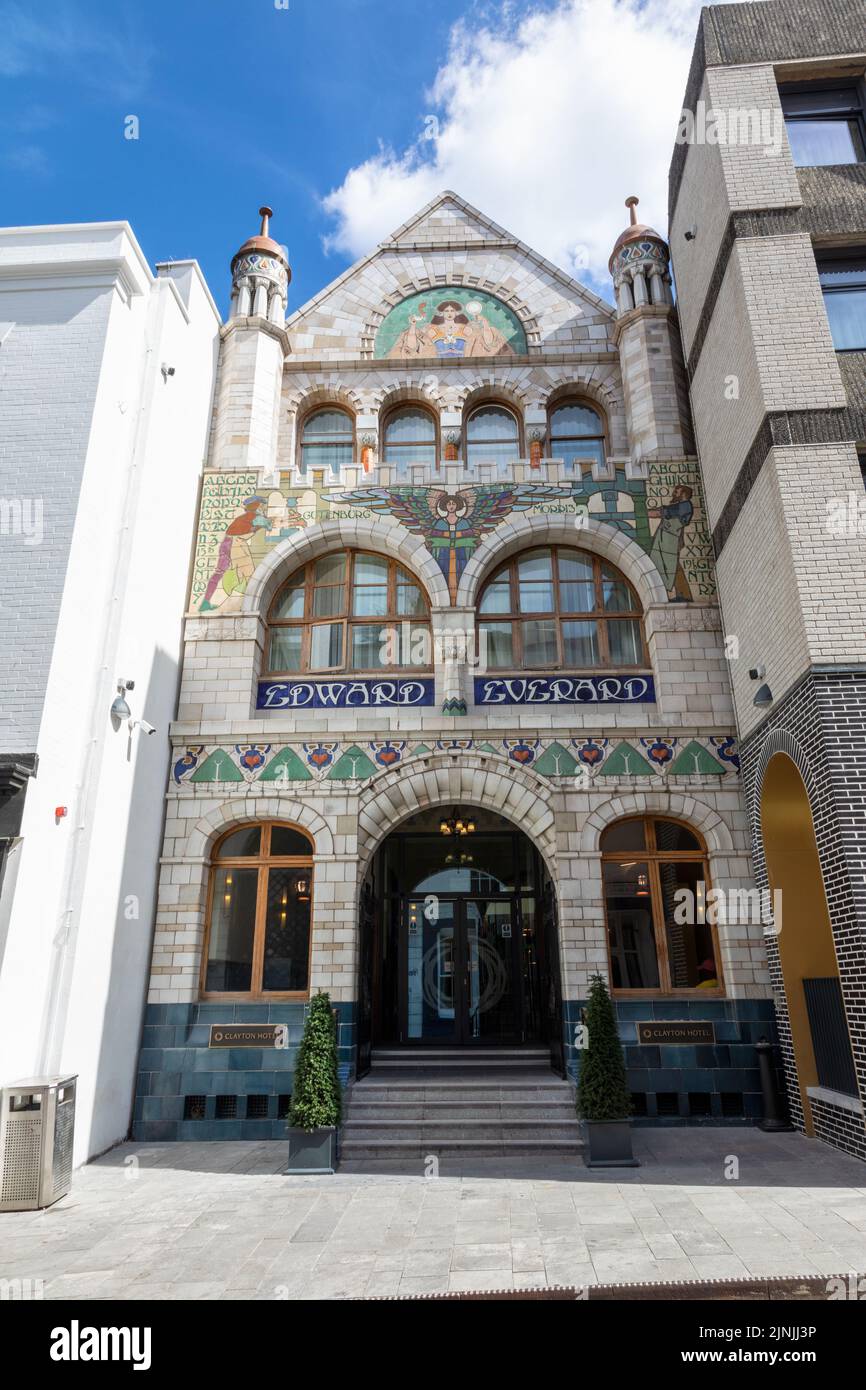 Edward Everard, ancien imprimerie, occupe un bâtiment emblématique à la façade art Nouveau carrelée. Maintenant l'entrée de l'hôtel Clayton, Broad Street, Bristol, Royaume-Uni Banque D'Images